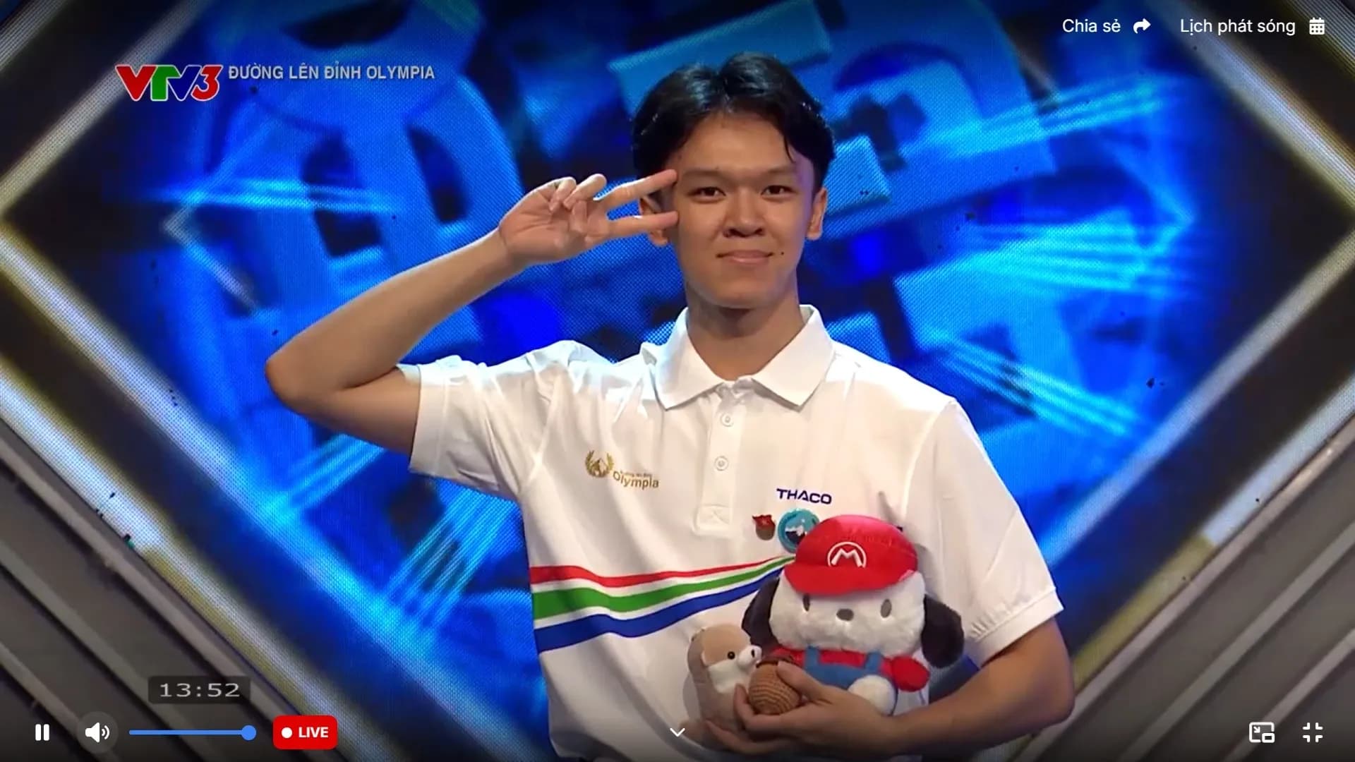 Đoàn Thanh Tùng, nhà vô địch Quý III Olympia, mỉm cười đầy tự tin.