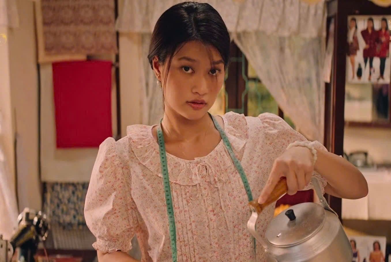 Đoàn Thiên Ân với gương mặt mộc, trang phục giản dị trong vai diễn nữ tu.