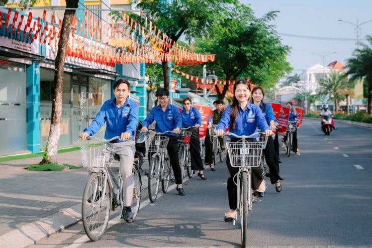 Đoàn viên, thanh niên đạp xe diễu hành tuyên truyền ngày bầu cử, thể hiện sự tham gia tích cực của Gen Z vào đời sống chính trị.