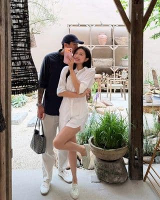 Đoàn Văn Hậu và Doãn Hải My ôm nhau, thể hiện tình yêu và sự ủng hộ vững chắc trong hành trình vượt qua khó khăn.