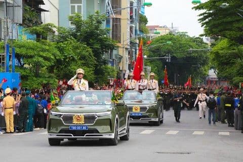 Đoàn xe chở lãnh đạo và các khối quân đội diễu hành trang trọng trong Đại lễ Quốc khánh tại Hà Nội.