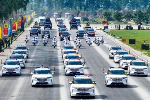 Đoàn xe cảnh sát và xe hộ tống di chuyển trong buổi tổng duyệt diễu binh, diễu hành