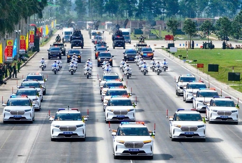 Đoàn xe hộ tống và phương tiện chuyên dụng diễn tập trên đường phố Hà Nội phục vụ Đại lễ.