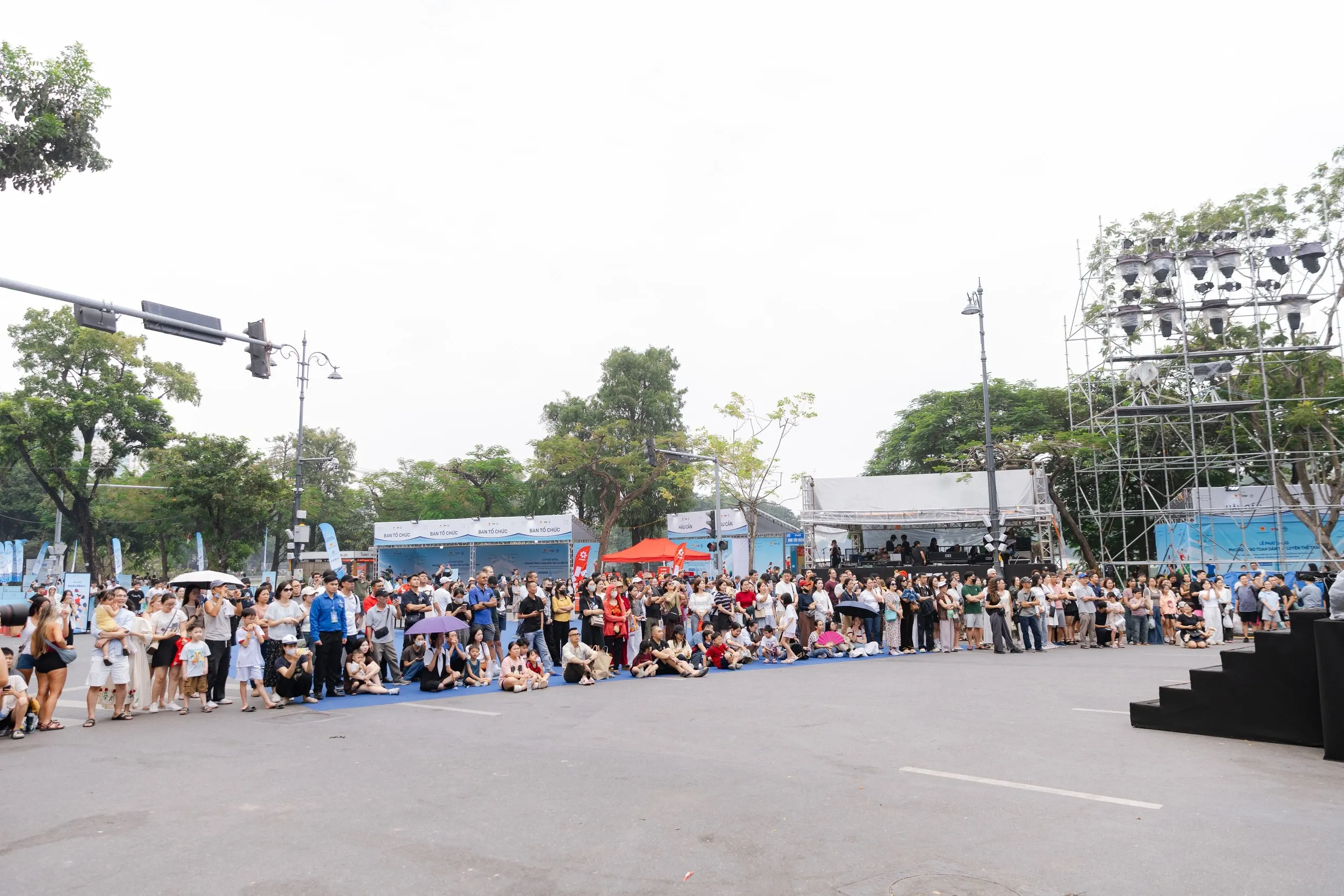 Đông đảo người dân và khán giả tập trung quanh khu vực Quảng trường Đông Kinh Nghĩa Thục