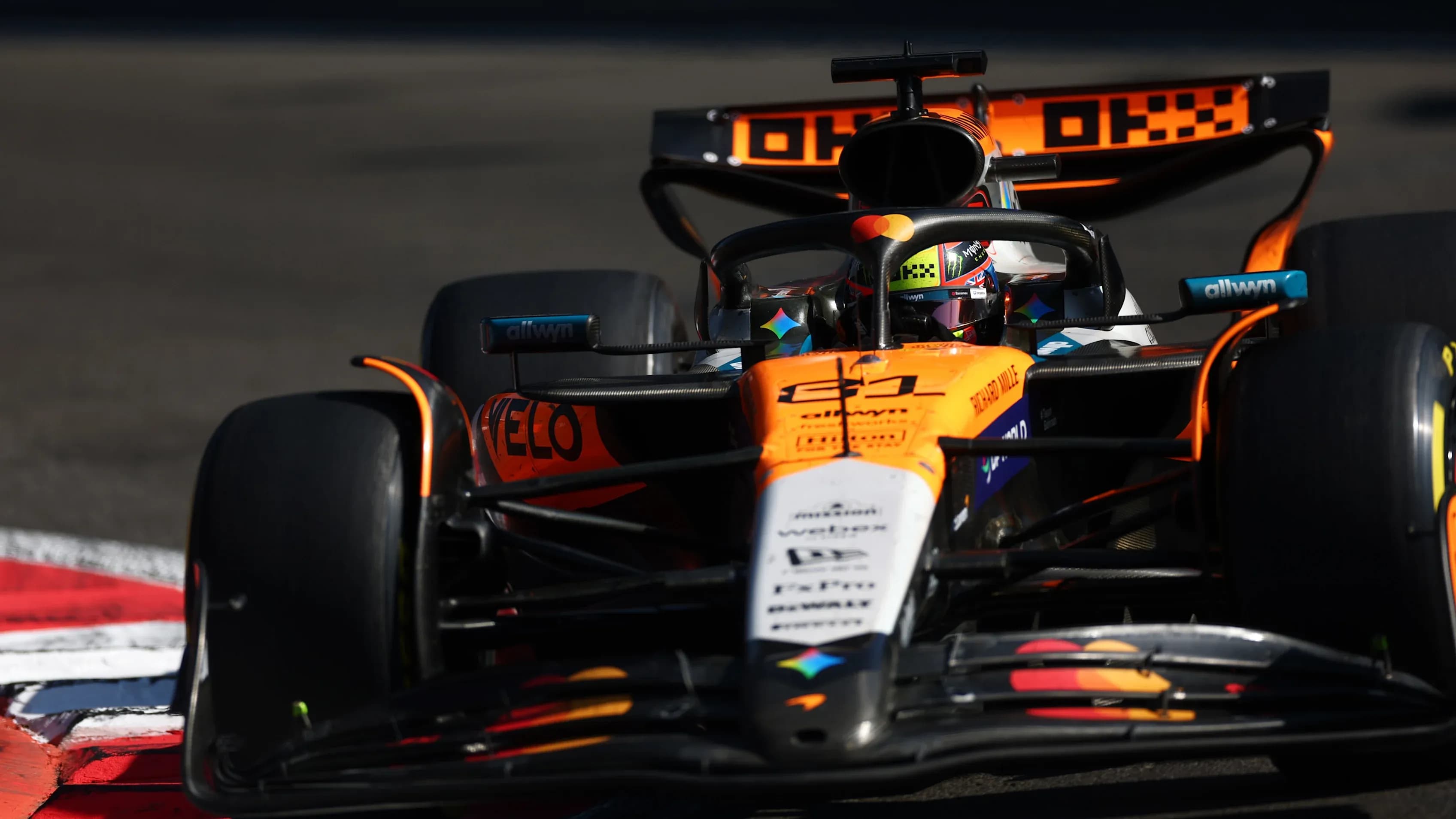 Oscar Piastri lái chiếc McLaren MCL39 trên đường đua, phản ánh hiệu suất phân cực của đội.