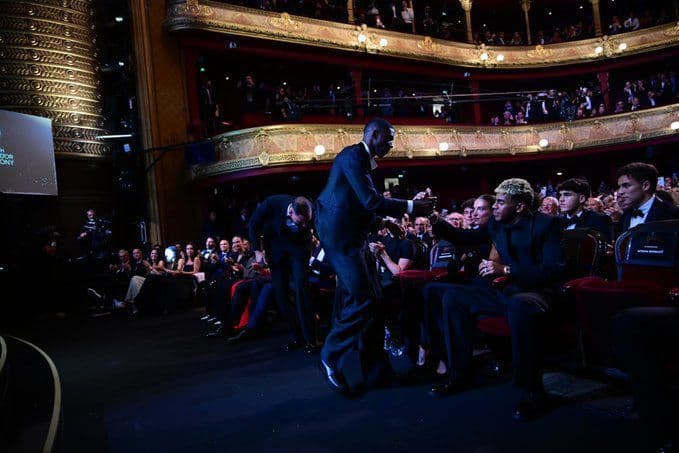 Ousmane Dembele và Lamine Yamal bắt tay tại lễ trao giải Quả bóng vàng 2025, biểu tượng cho sự cạnh tranh và tiềm năng.