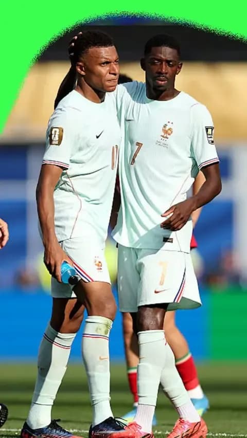 Ousmane Dembélé và Kylian Mbappe tương tác trên sân, biểu tượng cho sự kết nối và tinh thần thể thao vượt biên giới