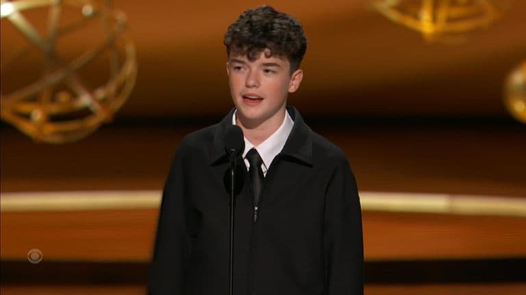 Owen Cooper, diễn viên trẻ nhất lịch sử giành giải Emmy, phát biểu trên sân khấu.