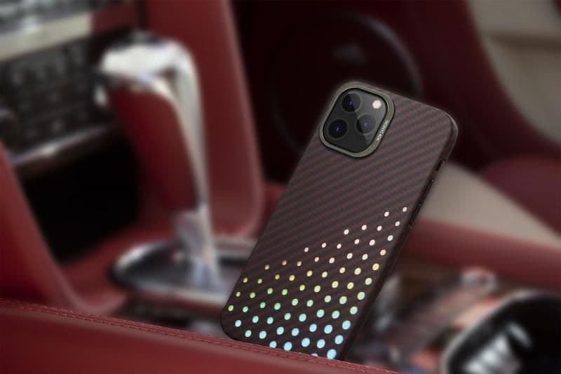 Ốp lưng điện thoại sợi carbon MON CARBONE trên nội thất xe sang, thể hiện sự tinh xảo trong từng chi tiết phụ kiện.