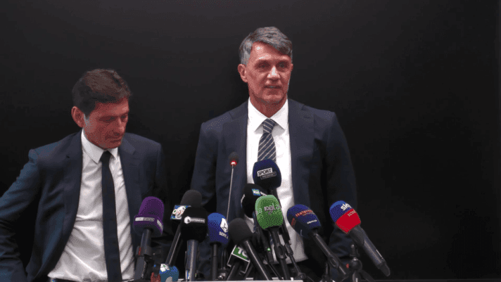 Paolo Maldini và Leonardo tại buổi họp báo, những người đặt niềm tin vào Andrea Pirlo để dẫn dắt Azzurri.