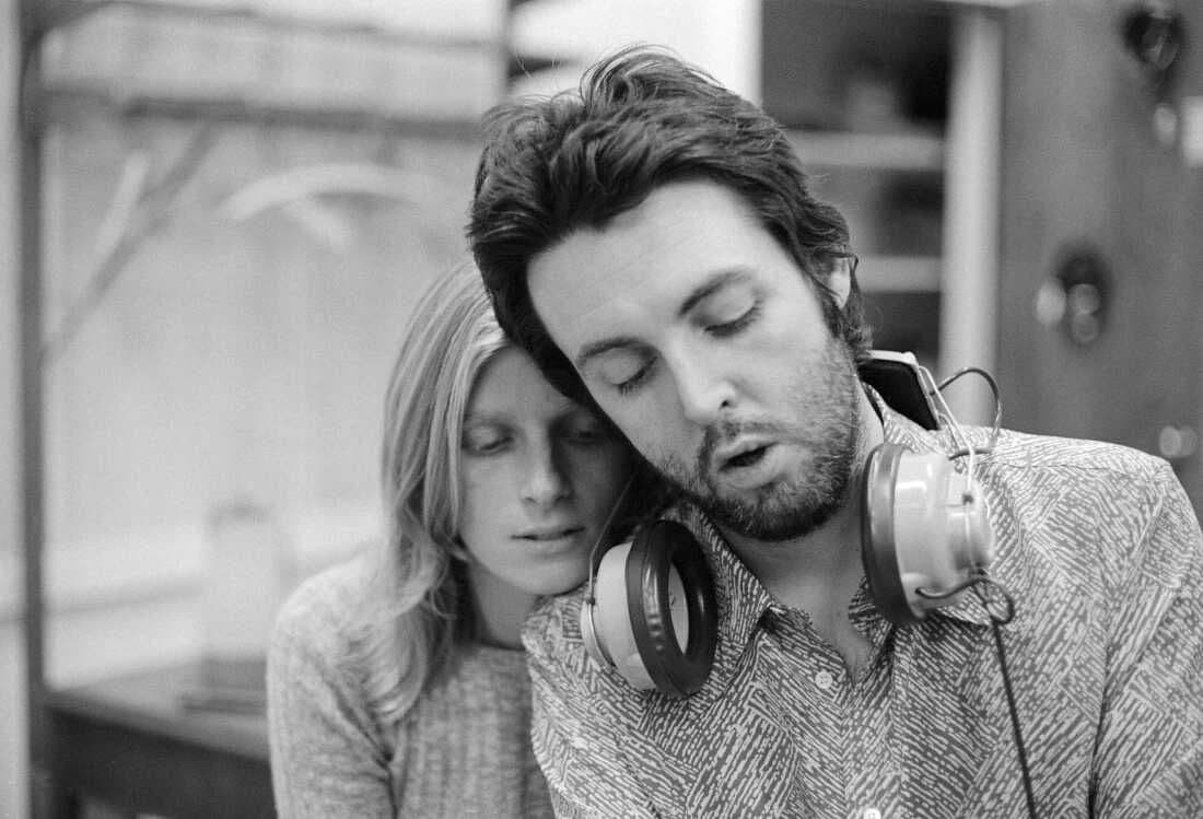Paul McCartney và Linda McCartney trong phòng thu, thể hiện sự gắn bó và tập trung vào âm nhạc sau The Beatles