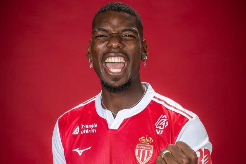 Paul Pogba tươi cười trong áo đấu AS Monaco, thể hiện sự lạc quan và quyết tâm tái khẳng định đẳng cấp.