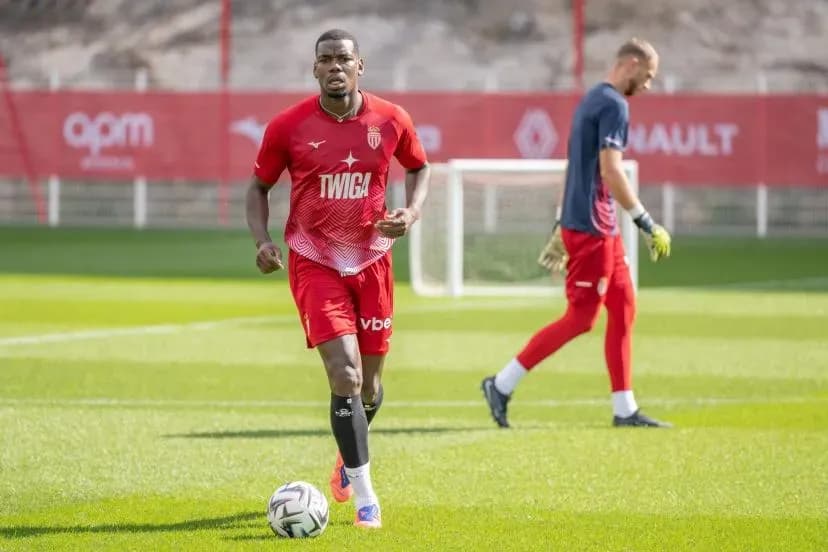 Paul Pogba tập luyện với bóng trong màu áo AS Monaco, thể hiện quá trình tái tạo thể lực khoa học tại câu lạc bộ.