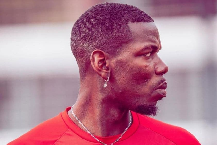 Paul Pogba trong áo đấu AS Monaco với vẻ mặt nghiêm nghị, sẵn sàng cho thời khắc trở lại đầy thử thách.