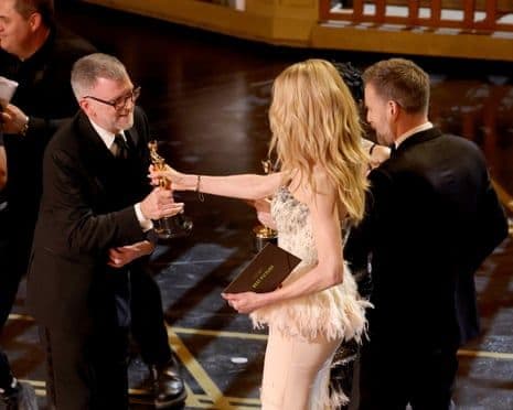 Paul Thomas Anderson nhận giải Phim hay nhất cho "Một Trận Chiến Này Nối Tiếp Trận Chiến Khác" tại Oscar.