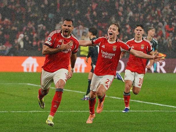 Pavlidis và Schjelderup của Benfica ăn mừng bàn thắng, minh chứng cho chiến thuật tấn công táo bạo của Jose Mourinho.