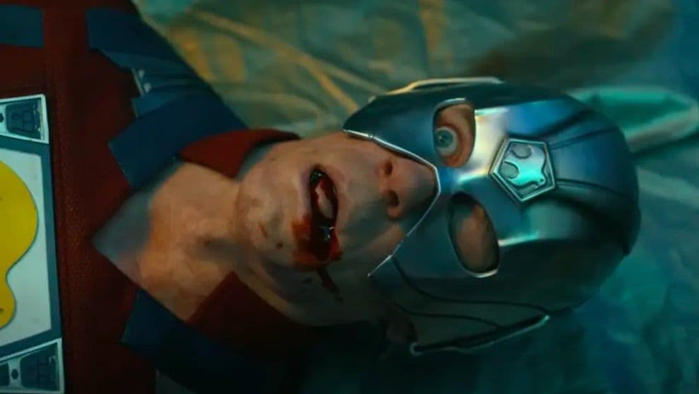 Peacemaker với khuôn mặt bị thương, tượng trưng cho những vết sẹo và tâm hồn rạn nứt của anh.