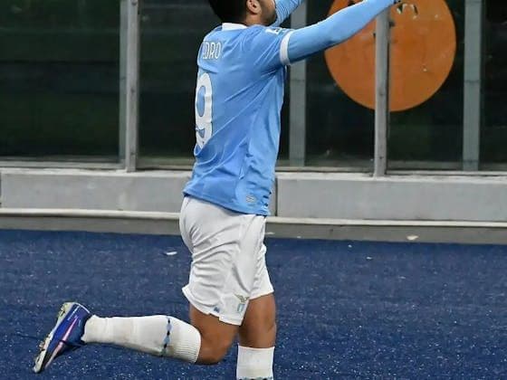 Pedro của Lazio ăn mừng bàn thắng, hướng về khán đài trống vắng để tri ân người hâm mộ.