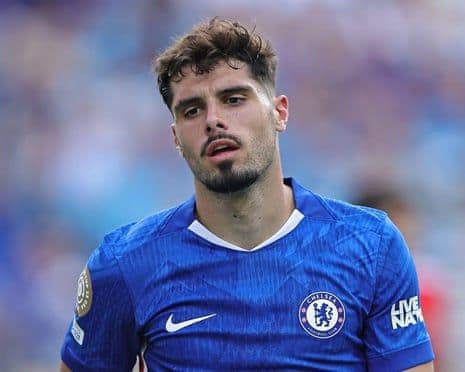 Pedro Neto của Chelsea với vẻ mặt trầm tư, thể hiện nỗi buồn sâu sắc.