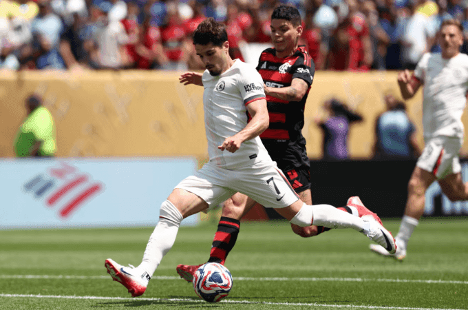Pedro Neto (áo trắng) dứt điểm mở tỷ số, trong trận Chelsea thua Flamengo 1-3 ở lượt hai bảng D FIFA Club World Cup 2025 trên sân Mercedes-Benz, Georgia ngày 20/6. Ảnh: AFP