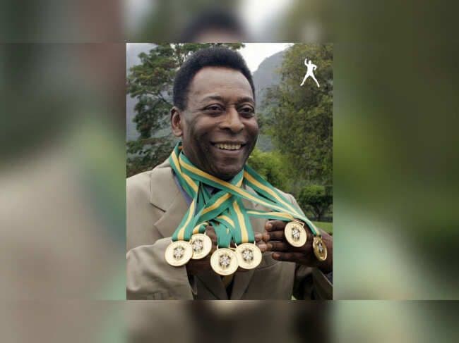 Pelé mỉm cười, đeo nhiều huy chương vàng với dải ruy băng xanh vàng, tượng trưng cho những thành tựu vĩ đại của ông.