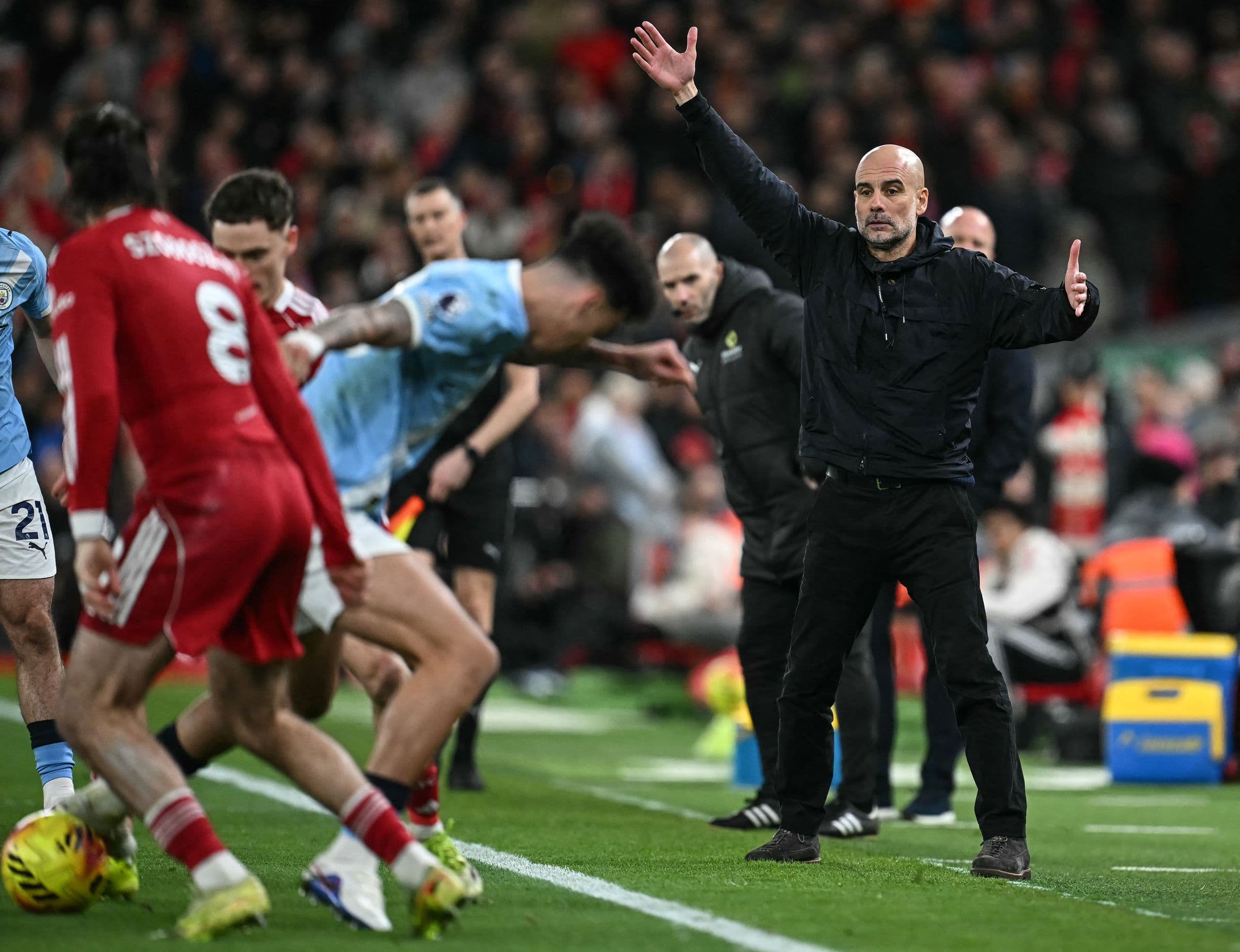 Pep Guardiola chỉ đạo quyết liệt từ đường biên, minh họa cho tầm ảnh hưởng chiến thuật sâu rộng của ông.