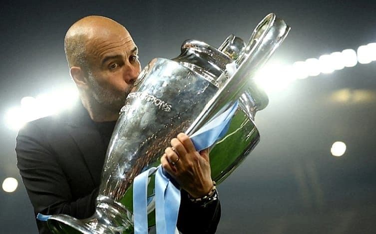 Pep Guardiola hôn cúp Champions League, biểu tượng cho di sản vĩ đại của ông tại Manchester City.