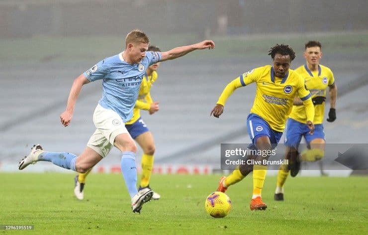 Percy Tau (áo vàng) thi đấu cho Brighton & Hove Albion tại Ngoại hạng Anh.