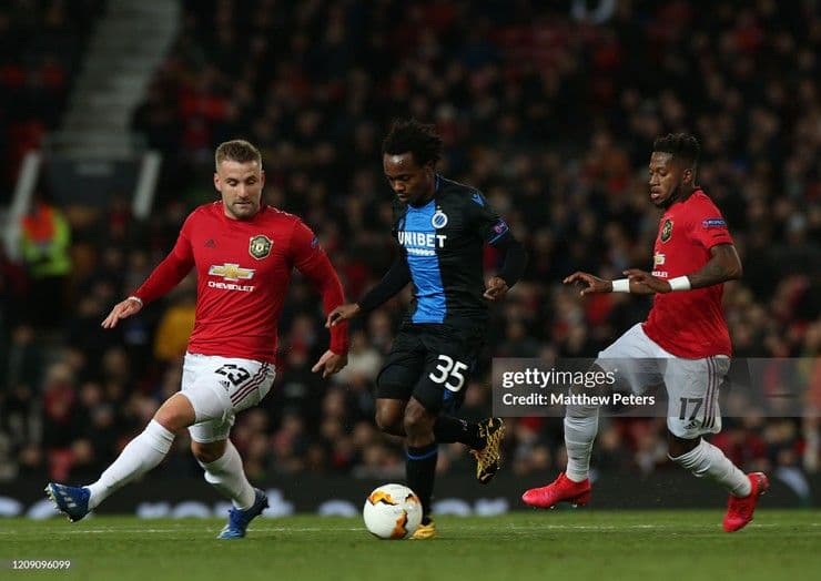 Percy Tau (áo xanh đen) trong một trận đấu cúp châu Âu khi còn khoác áo Club Brugge.