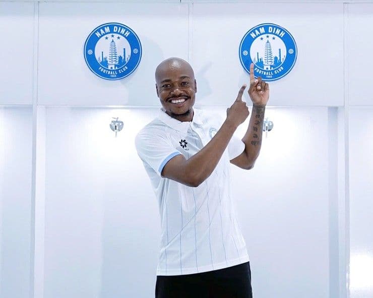 Percy Tau trong màu áo CLB Thép Xanh Nam Định, biểu tượng cho tham vọng mới của đội bóng.