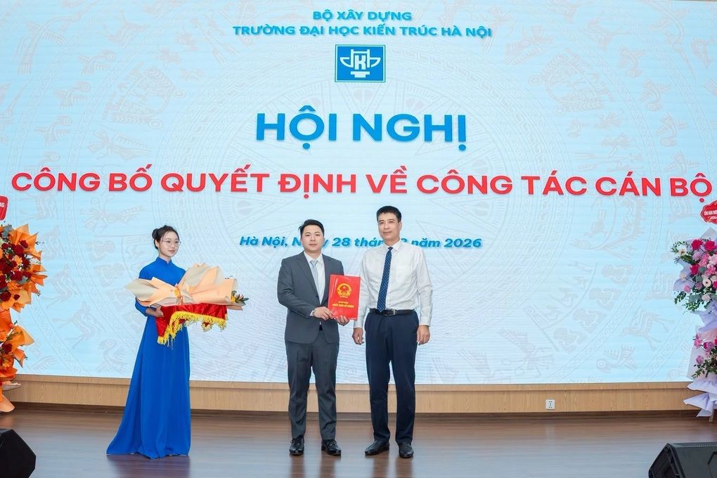 PGS.TS Trần Trung Hiếu, Phó Hiệu trưởng trẻ nhất Đại học Kiến trúc Hà Nội, nhận quyết định bổ nhiệm.