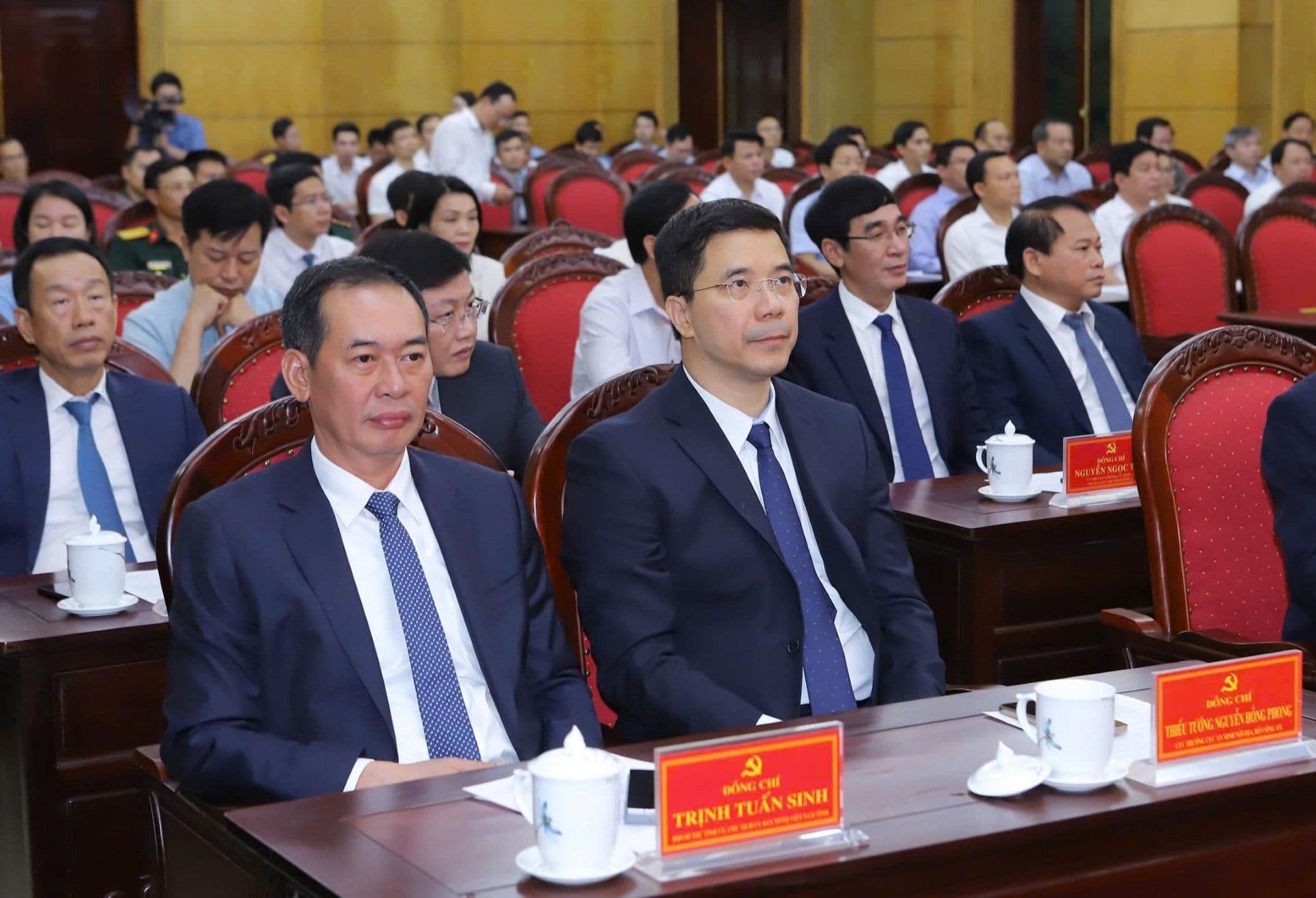 Phó Bí thư Nguyễn Hồng Phong và các lãnh đạo tham dự hội nghị tại Thanh Hóa.
