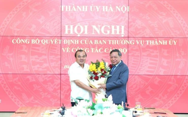Phó Bí thư Thành ủy Hà Nội Nguyễn Văn Phong trao quyết định về công tác cán bộ, thể hiện sự đổi mới trong quản lý nhân sự của Thủ đô.