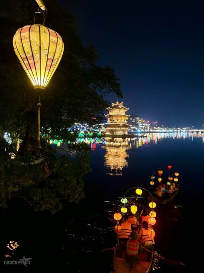 Phố cổ Hoa Lư lung linh về đêm với đèn lồng và thuyền trên sông, thể hiện sự tái tạo ký ức đô thị ở Ninh Bình.