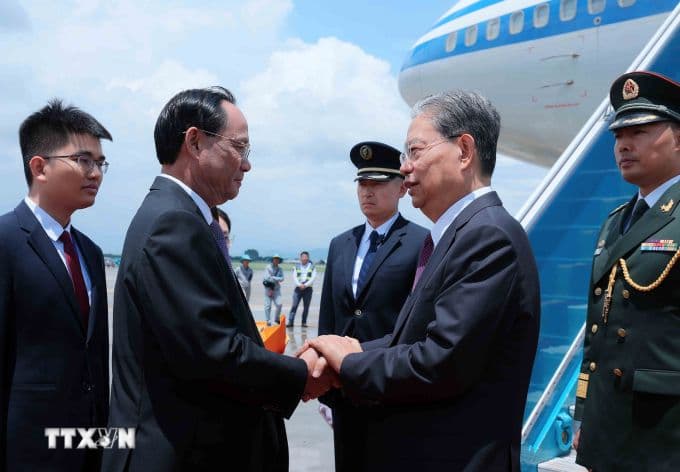 Phó chủ tịch Quốc hội Trần Quang Phương bắt tay ông Triệu Lạc Tế tại sân bay, thể hiện sự đón tiếp trọng thị.