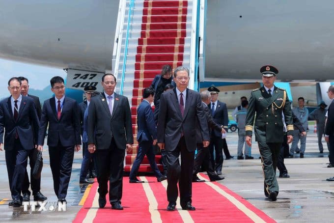 Phó chủ tịch Quốc hội Trần Quang Phương và ông Triệu Lạc Tế trên thảm đỏ sân bay Nội Bài, mở màn chuyến thăm ngoại giao.