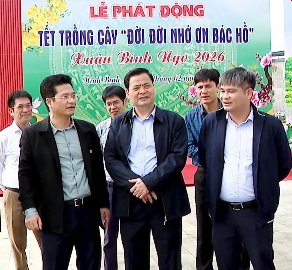 Phó Chủ tịch UBND tỉnh Trần Anh Dũng kiểm tra công tác chuẩn bị Tết trồng cây tại phường Hoa Lư, thể hiện sự kết hợp giữa phát triển và bảo tồn di sản cố đô.
