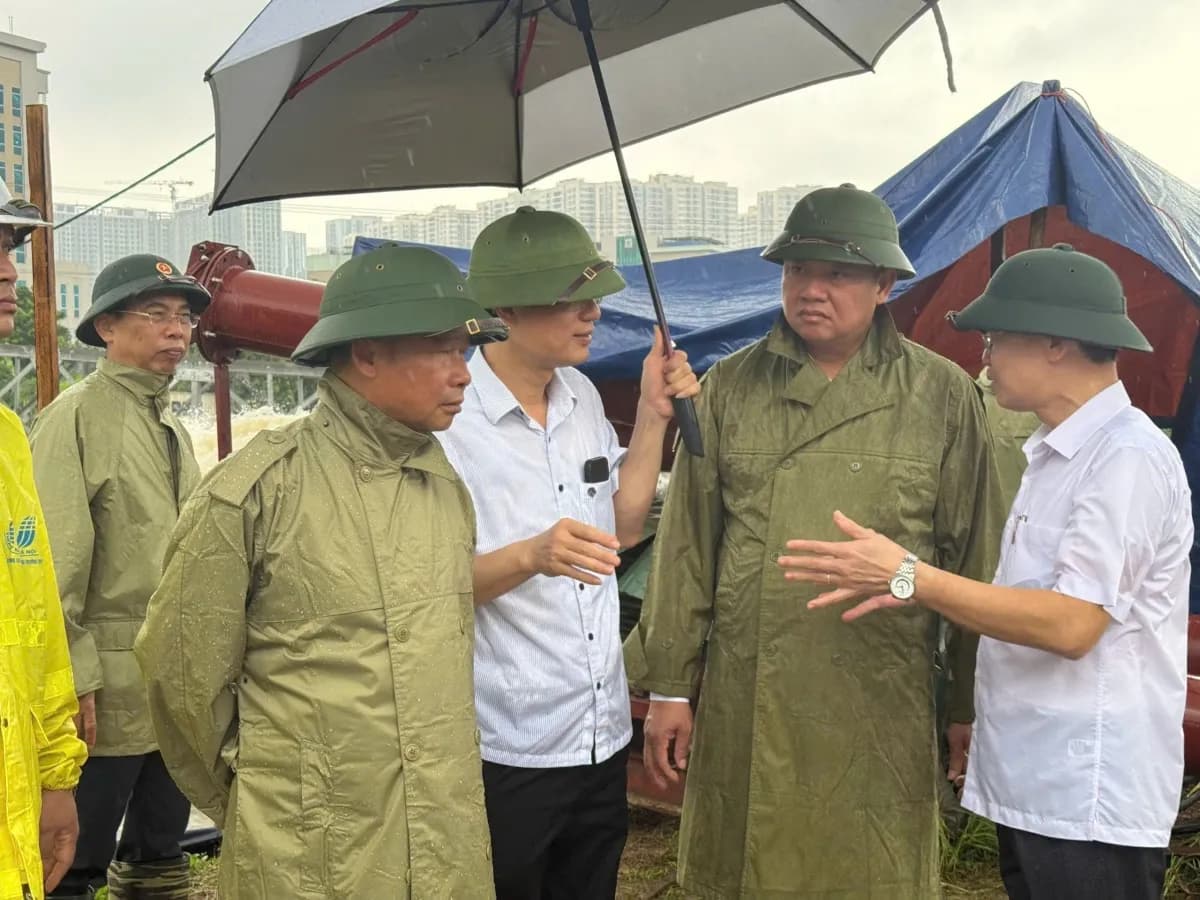 Phó Chủ tịch UBND TP Hà Nội Nguyễn Mạnh Quyền kiểm tra công tác thoát nước tại khu vực Cầu Ngà, nhấn mạnh tầm quan trọng của việc nâng cấp hạ tầng để kiến tạo đô thị chống chịu.