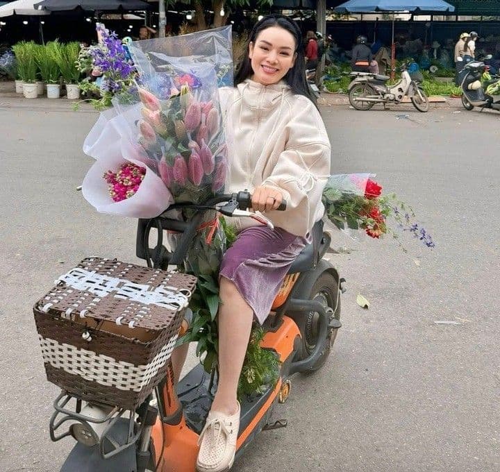 Phó giáo sư Tân Nhàn tự lái xe đi chợ sắm Tết ở quê, gợi lên hình ảnh bình dị, gần gũi của cuộc sống nơi quê nhà.