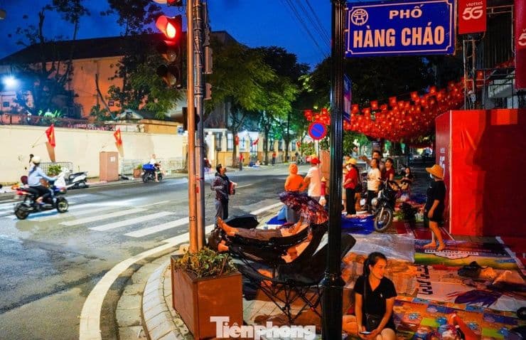 Phố Hàng Cháo và các tuyến đường trung tâm Hà Nội được phong tỏa, biến thành không gian trang trọng cho buổi tổng duyệt.