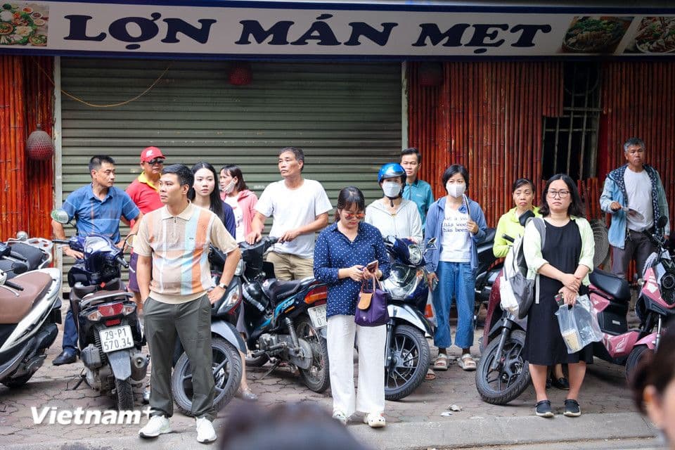 Phụ huynh chờ đợi bên ngoài cổng trường thi, thể hiện sự đồng hành và hỗ trợ tinh thần cho thí sinh.