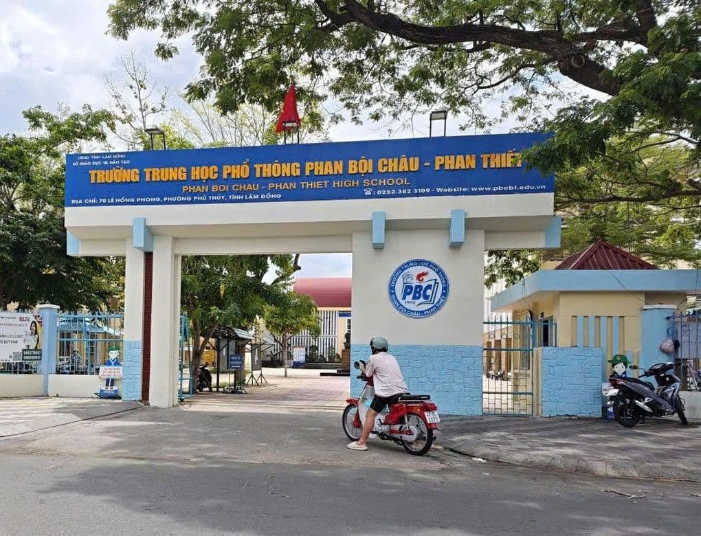 Phụ huynh và học sinh tập trung trước cổng trường THPT Phan Bội Châu - Phan Thiết sau quyết định hủy kết quả tuyển sinh bổ sung.