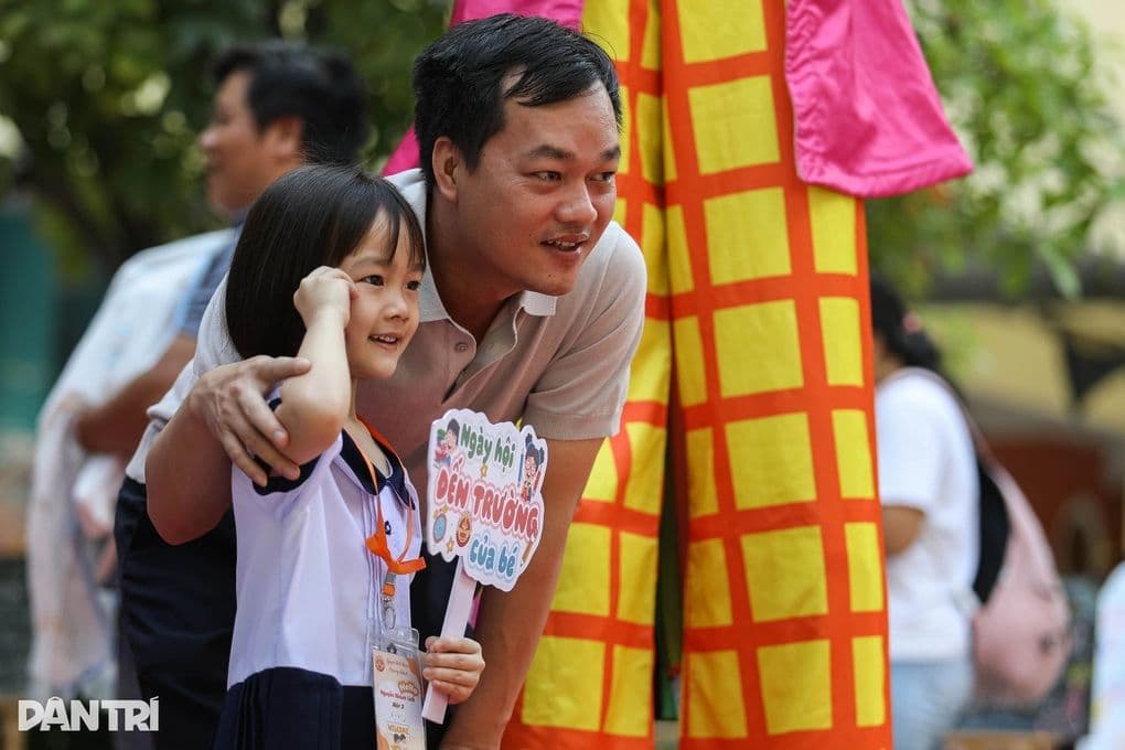 Phụ huynh và học sinh vui vẻ tham gia ngày hội đến trường, tượng trưng cho hành trình tuyển sinh đầu cấp tại TP.HCM.