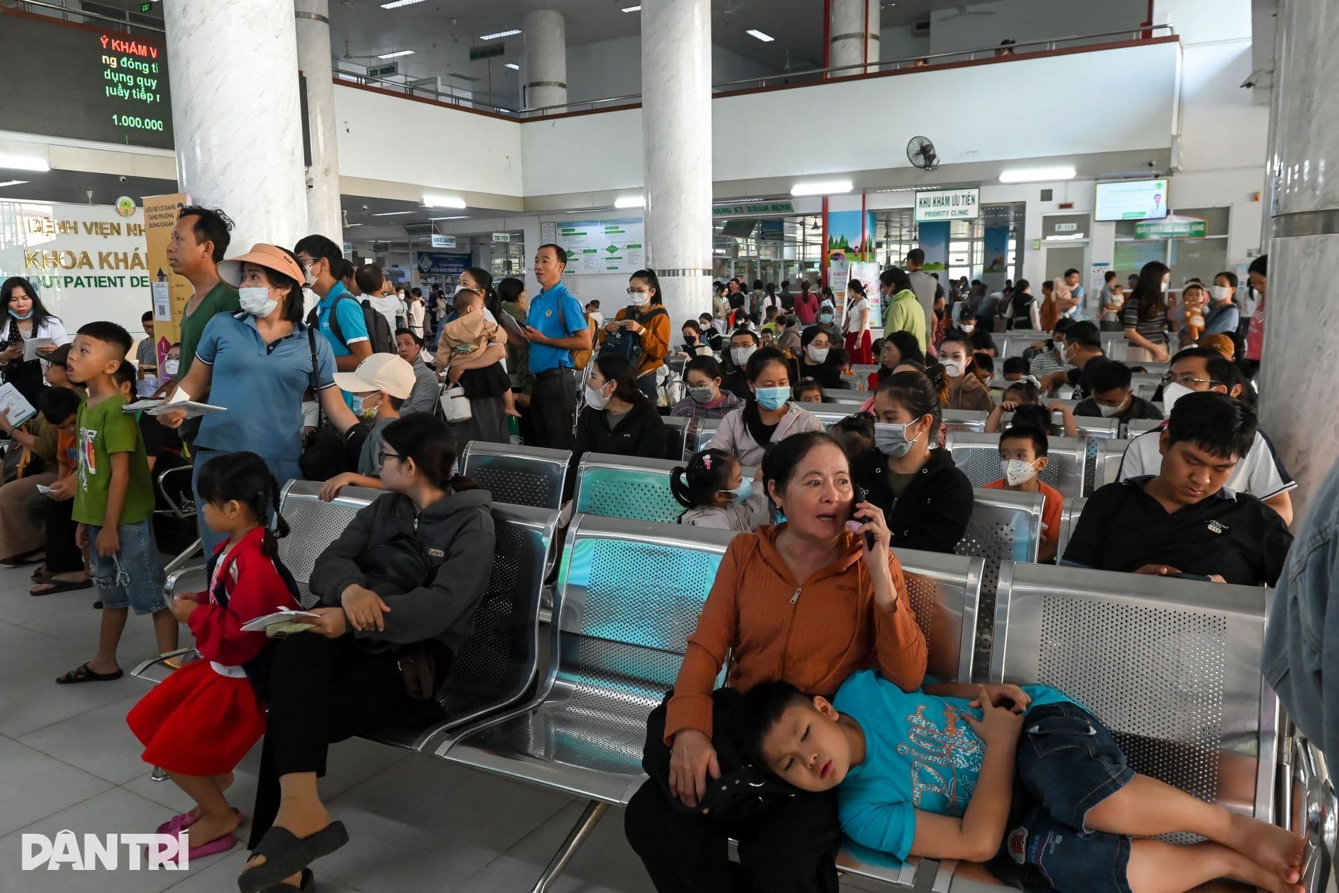 Phụ huynh và trẻ nhỏ chờ khám tại bệnh viện, nhiều trẻ mệt mỏi ngủ gục, phản ánh tình trạng bệnh hô hấp gia tăng.