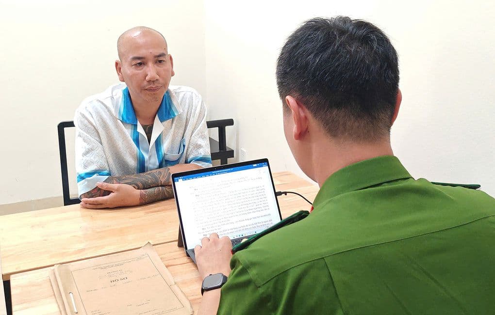 Phú Lê, chồng cô giáo Hương, tại cơ quan điều tra, liên quan đến vụ án lừa dối khách hàng.