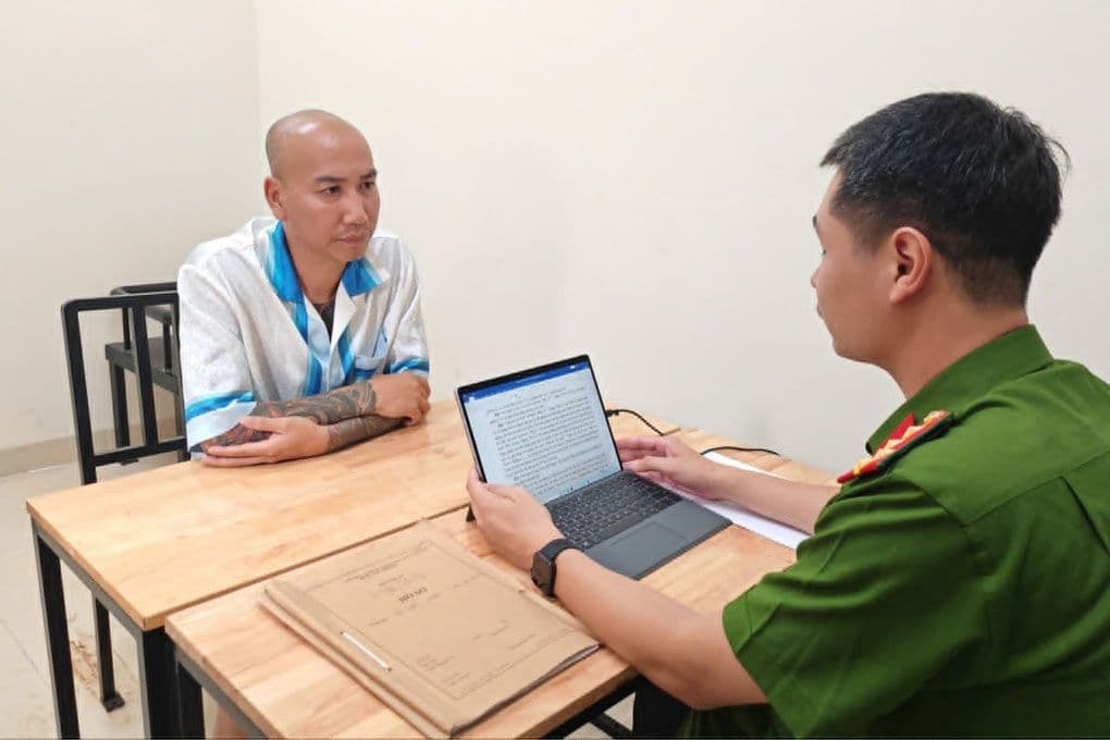 Phú Lê trong buổi làm việc với công an, liên quan đến các cáo buộc gian lận kế toán trong đế chế kinh doanh của mình.