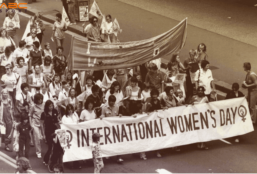 Phụ nữ tuần hành trong Ngày Quốc tế Phụ nữ, biểu tượng cho cuộc đấu tranh vì quyền lợi.