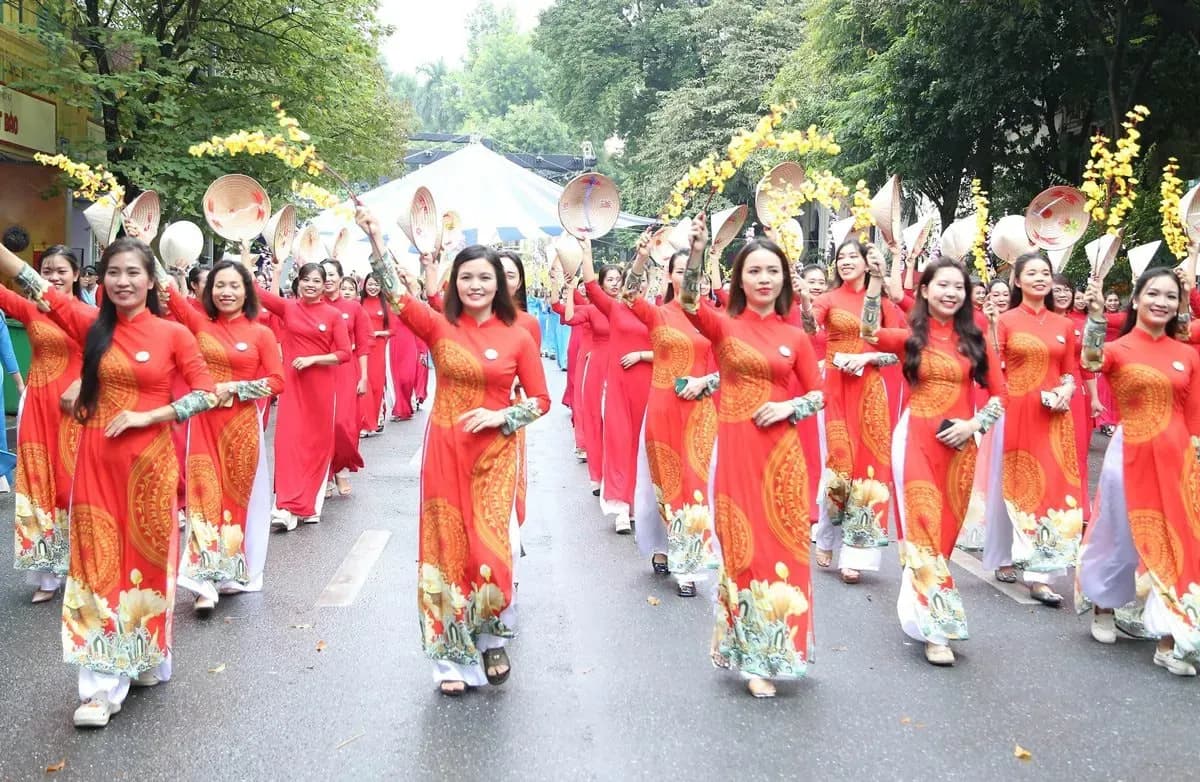 Phụ nữ Việt Nam trong trang phục áo dài truyền thống diễu hành kỷ niệm Ngày Phụ nữ Việt Nam 20/10