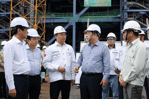 Phó Thủ tướng kiểm tra dự án điện, thể hiện sự quản lý và phát triển các ngành kinh tế trọng điểm.