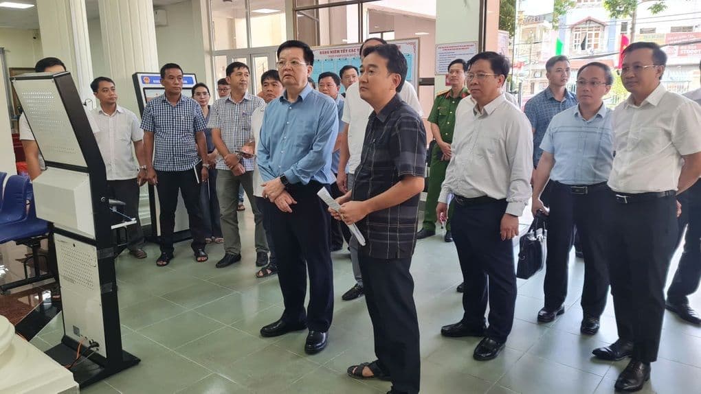 Phó Thủ tướng Mai Văn Chính kiểm tra trung tâm hành chính công xã Bình An mới.